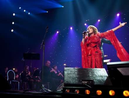 De Nederlandse zangeres Liesbeth List droeg ook haar steentje bij aan een sfeervolle Nekka Nacht. (foto: Marc Jacops)